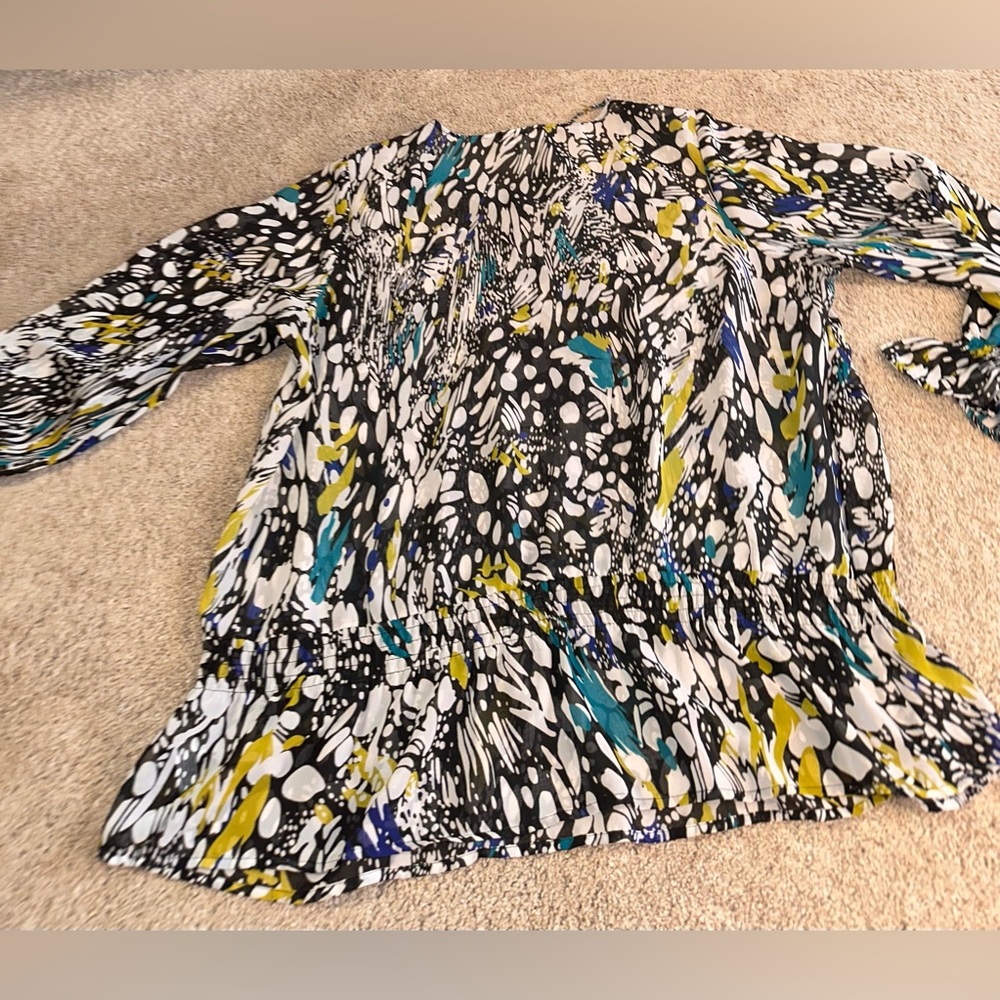 Fashion Bug bold abstract print smocked elastic around the waist. Size 1X - Picture 6 of 10